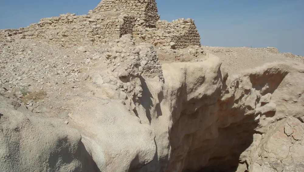 Las ruinas del oasis de Ubarite y su pozo hundido.