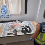 La Policía Nacional desarticula un punto de venta de drogas al menudeo en la Colonia Santa Isabel deteniendo a 16 personas e incauta gran variedad de drogas y más de 9.500 euros en metálico