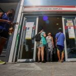Varias personas esperan a entrar a una oficina del SEPE de Puerta del Ángel (Madrid)