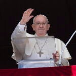 El Papa Francisco dirigiendo la oración del Ángelus desde la ventana de su despacho con vistas a la Plaza de San Pedro en la Ciudad del Vaticano