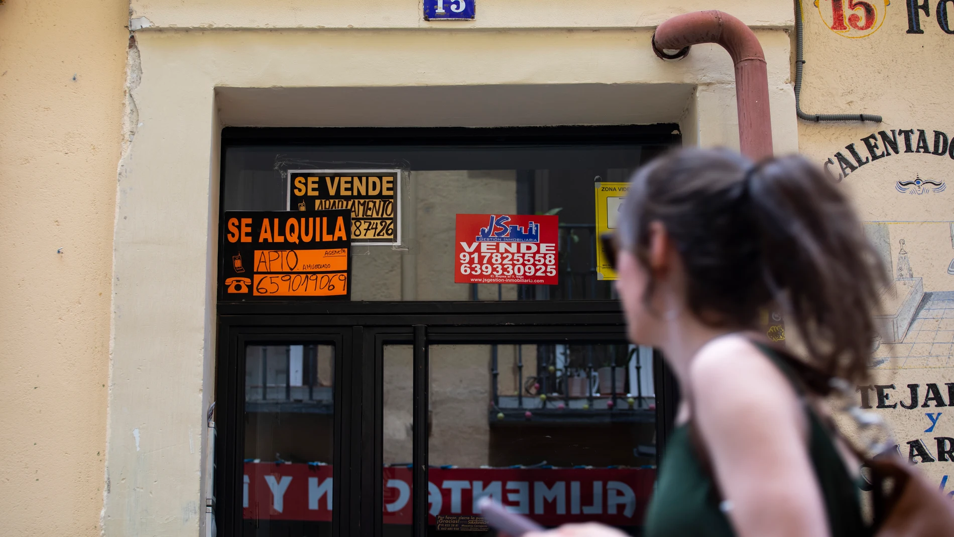 Anuncios de pisos en un portal de un edificio de Madrid