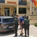 La Guardia Civil traslada a los detenidos por okupar una vivienda en Xàbia