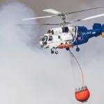 Un helicóptero del Infoca, en plena actuación en un incendio.INFOCA-RAMÓN MARTÍN11/07/2022