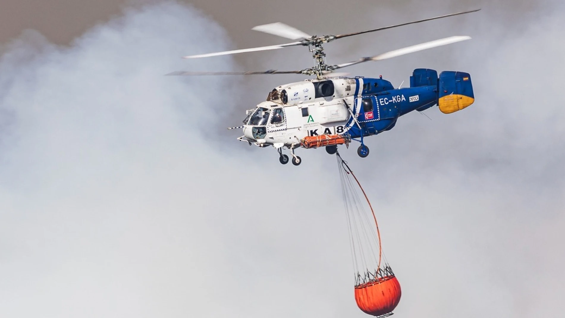 Un helicóptero del Infoca, en plena actuación en un incendio.INFOCA-RAMÓN MARTÍN11/07/2022