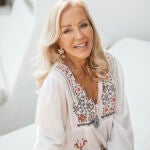 Carmen Lomana deslumbra con vestido blanco.