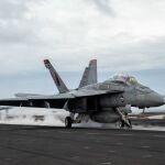 Un F-18 en el portaaviones USS Truman