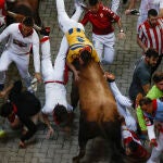 Cogida de un mozo en el encierro de Cebada Gago