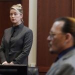 Amber Heard y Johnny Depp durante su juicio