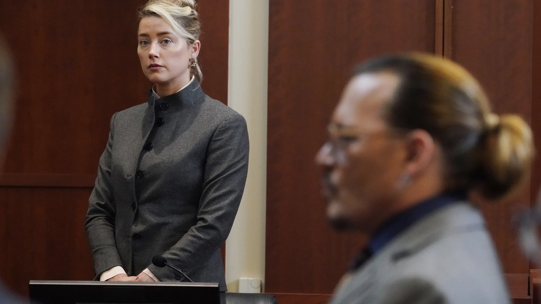 Amber Heard y Johnny Depp durante su juicio