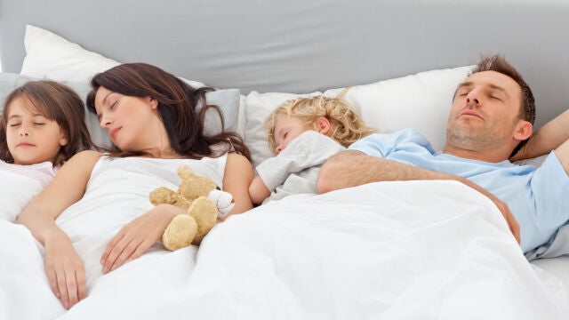 La siesta, avalada por los científicos como una práctica muy saludable para las personas, es un descanso sencillo, común y que especialmente se practica en los meses de verano