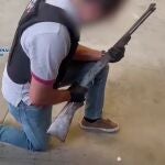 Un agente, con el arma recuperada