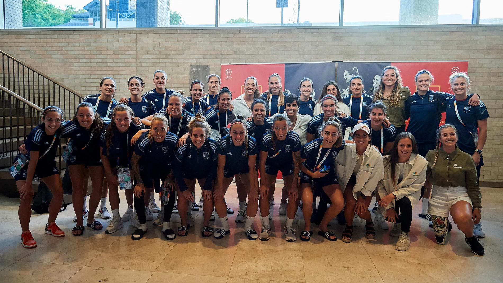Las embajadoras Iberdrola, con la selección de fútbol