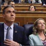 El presidente del Gobierno, Pedro Sánchez (i), y la vicepresidenta primera y ministra de Asuntos Económicos y Transformación Digital, Nadia Calviño