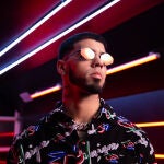 Las lleva el cantante Anuael AA y las firma Hawkers