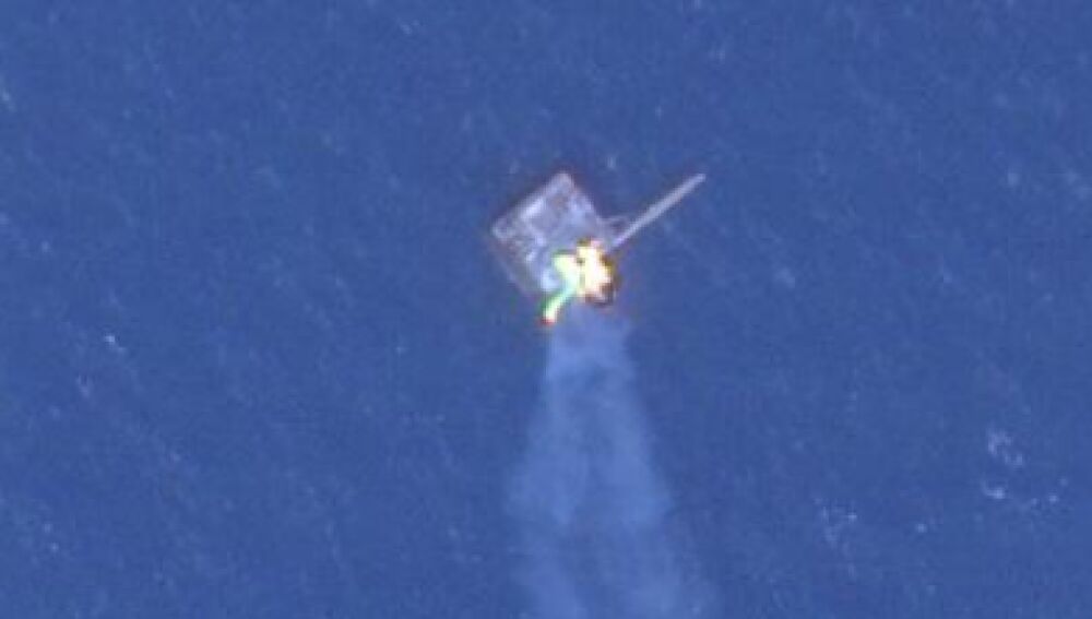 Plataforma de gas ocupada por Rusia en el Mar Negro ardiendo tras el impacto del misil ucraniano