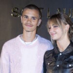 Romeo Beckham y Mia Regan en el desfile de Saint Laurent, en la Paris Fashion Week 2022.