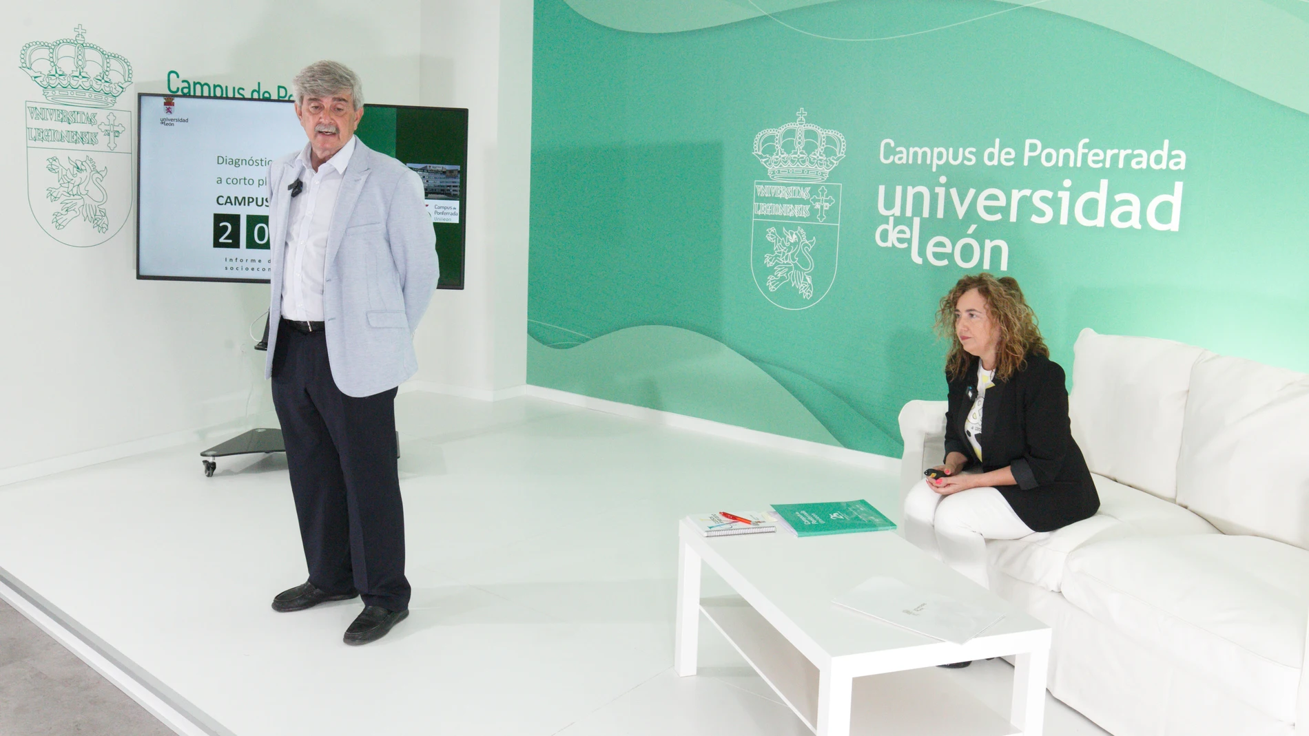 El rector de la Universidad de León (ULE), Juan Francisco García Marín junto a la vicerrectora del Campus de Ponferrada, Pilar Marqués, durante la presentación del estudio titulado "El impacto socioeconómico del Campus de Ponferrada"