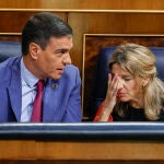 Pedro Sánchez, conversa con Yolanda Díaz, durante la segunda jornada del debate sobre el Estado de la Nación