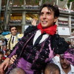 Andrés Roca Rey (d) y Miguel Angel Perera salen a hombros de la Plaza de Toros de Pamplona