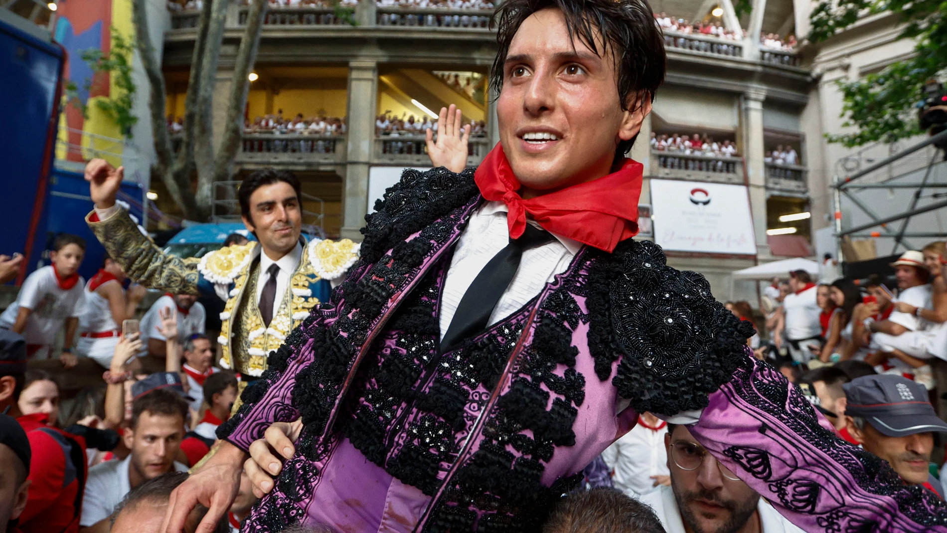 Andrés Roca Rey (d) y Miguel Angel Perera salen a hombros de la Plaza de Toros de Pamplona