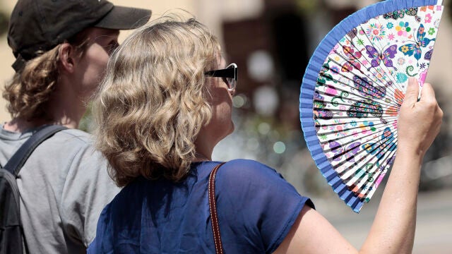 Dos personas se abanican para combatir el calor en Valencia