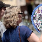 Dos personas se abanican para combatir el calor en Valencia