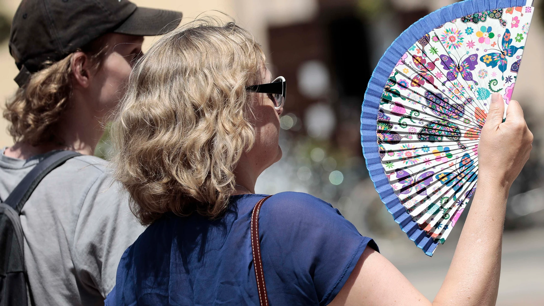 Dos personas se abanican para combatir el calor en Valencia