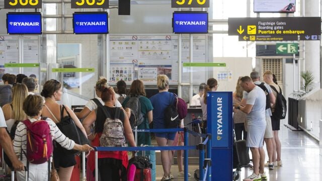 Cola de embarque para un vuelo de la compañía Ryanair en la Terminal 3 de salidas del aeropuerto de Málaga. EFE/Álvaro Cabrera