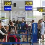 Cola de embarque para un vuelo de la compañía Ryanair en la Terminal 3 de salidas del aeropuerto de Málaga. EFE/Álvaro Cabrera