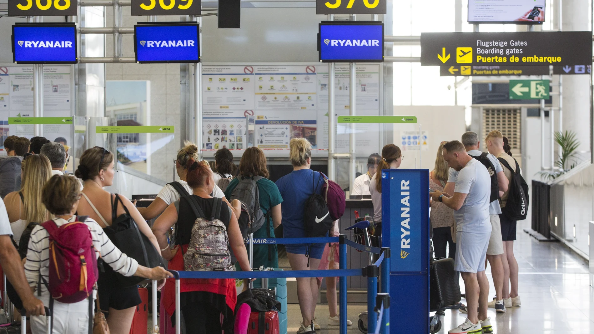 Cola de embarque para un vuelo de la compañía Ryanair en la Terminal 3 de salidas del aeropuerto de Málaga. EFE/Álvaro Cabrera