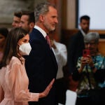 El rey Felipe VI (d) y la reina Letizia (i) presiden la entrega de los Premios Nacionales de Cultura 2020, este miércoles en el Museo del Prado en Madrid. EFE/ Juanjo Martín