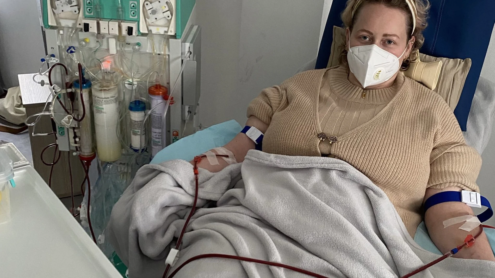Gitte Boumeester, durante las sesiones de aféresis en Lárnaca, Chipre