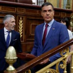 El presidente del Gobierno, Pedro Sánchez, junto al ministro del Interior, Fernando Grande-Marlaska