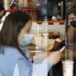 Hostelería en Madrid tras la aplicación de la nueva normativa que obliga a llevar mascarilla en el interior de los establecimientos