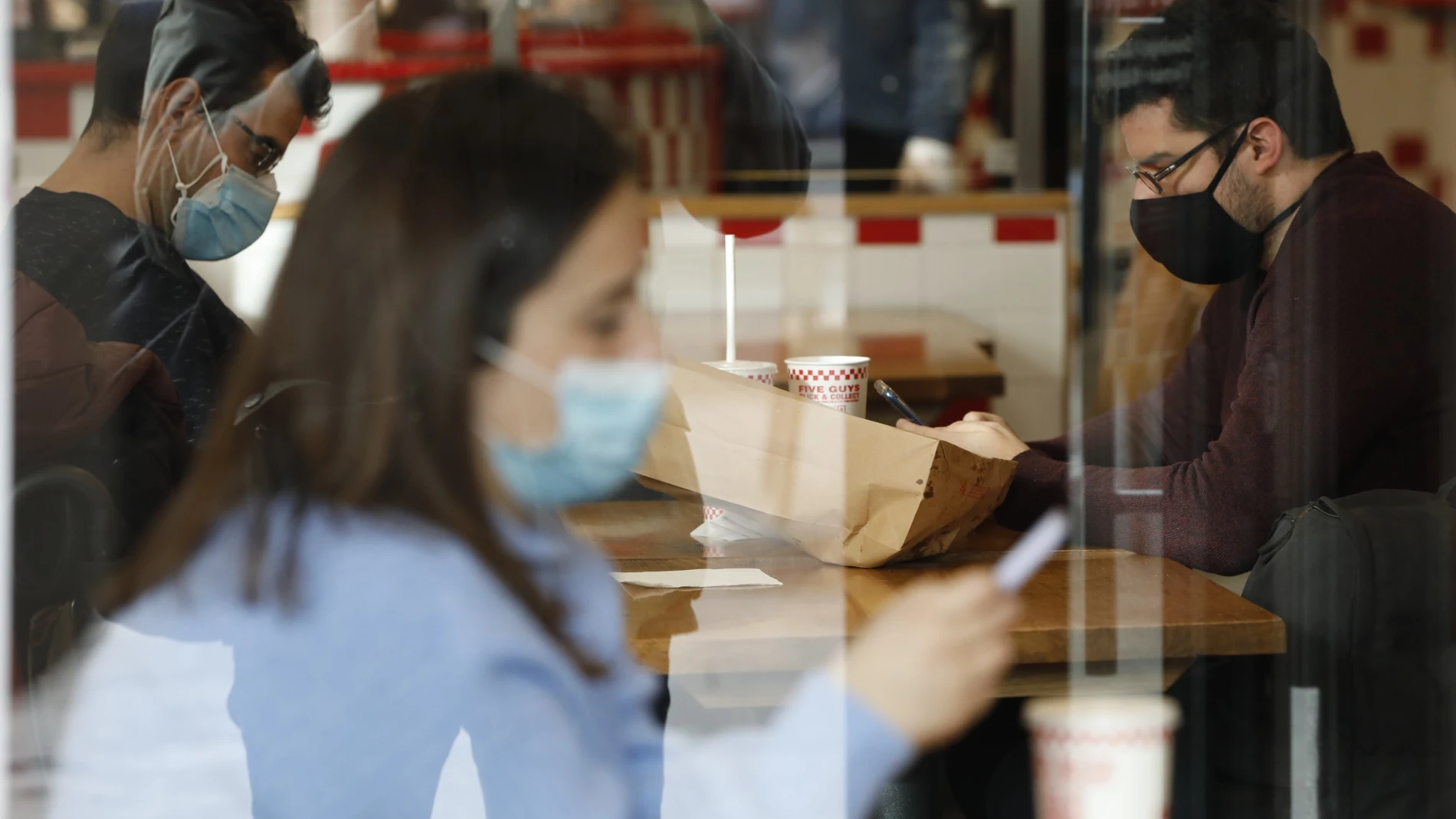 Hostelería en Madrid tras la aplicación de la nueva normativa que obliga a llevar mascarilla en el interior de los establecimientos
