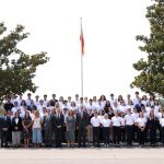 Felipe VI posa con los estudiantes en el Palacio de la Zarzuela