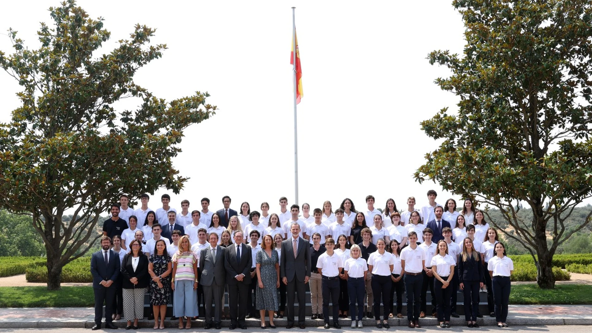 Felipe VI posa con los estudiantes en el Palacio de la Zarzuela