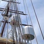 Las antenas del barco permiten tomar la señal de los distintos satélites