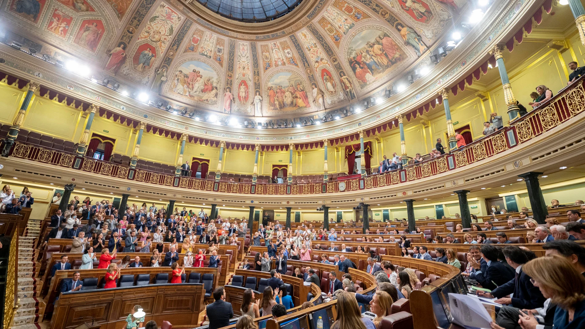 Miembros del Congreso de los Diputados aplauden a represaliados del franquismo tras aprobarse el proyecto de ley de Memoria Democrática el pasado junio