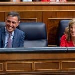 El presidente del Gobierno, Pedro Sánchez, junto a la vicepresidenta segunda y ministra de Trabajo y Economía Social, Yolanda Díaz