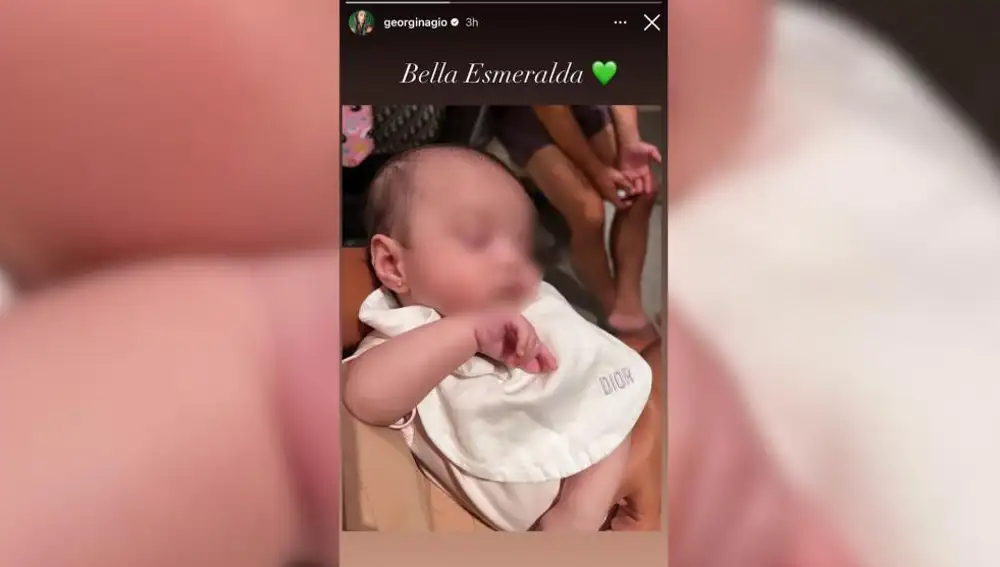 La hija de Georgina y Cristiano luciendo un babero de Dior.