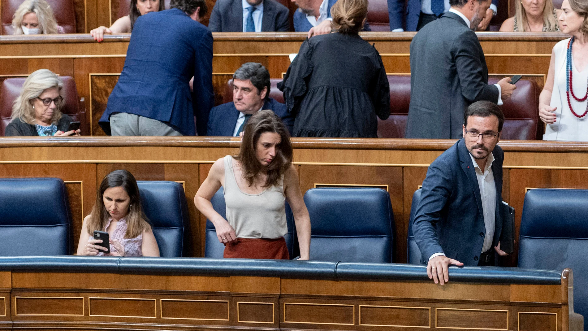 (I-D) La ministra de Derechos Sociales y Agenda 2030, Ione Belarra; la ministra de Igualdad, Irene Montero; y el ministro de Consumo, Alberto Garzón, en una sesión extraordinaria en el Congreso de los Diputados, a 13 de julio de 2022, en Madrid (España). Esta sesión tiene lugar tras el Debate del Estado de la Nación siete años después de que se celebrase el último. Los dos temas principales que abarca este pleno son la aprobación del Proyecto de Ley de Memoria Democrática y la proposición de reforma de la Ley Orgánica del Poder Judicial. La Ley de Memoria Democrática, desde su aprobación por el Gobierno hace casi ya un año el 20 de julio de 2021, ha estado envuelta en polémicas partidistas -como las dudas por la situación en que quedada la Ley de Amnistía-. Además el pleno decide hoy si toma en consideración el proyecto de ley de modificación del artículo 570 bis de la Ley Orgánica 6/1985, de 1 de julio, del Poder Judicial y su acuerdo