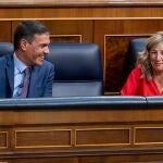 El presidente del Gobierno, Pedro Sánchez, junto a la vicepresidenta segunda y ministra de Trabajo y Economía Social, Yolanda Díaz