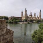 Panorámica de la basílica del Pilar desde el puente de piedra, en Zaragoza