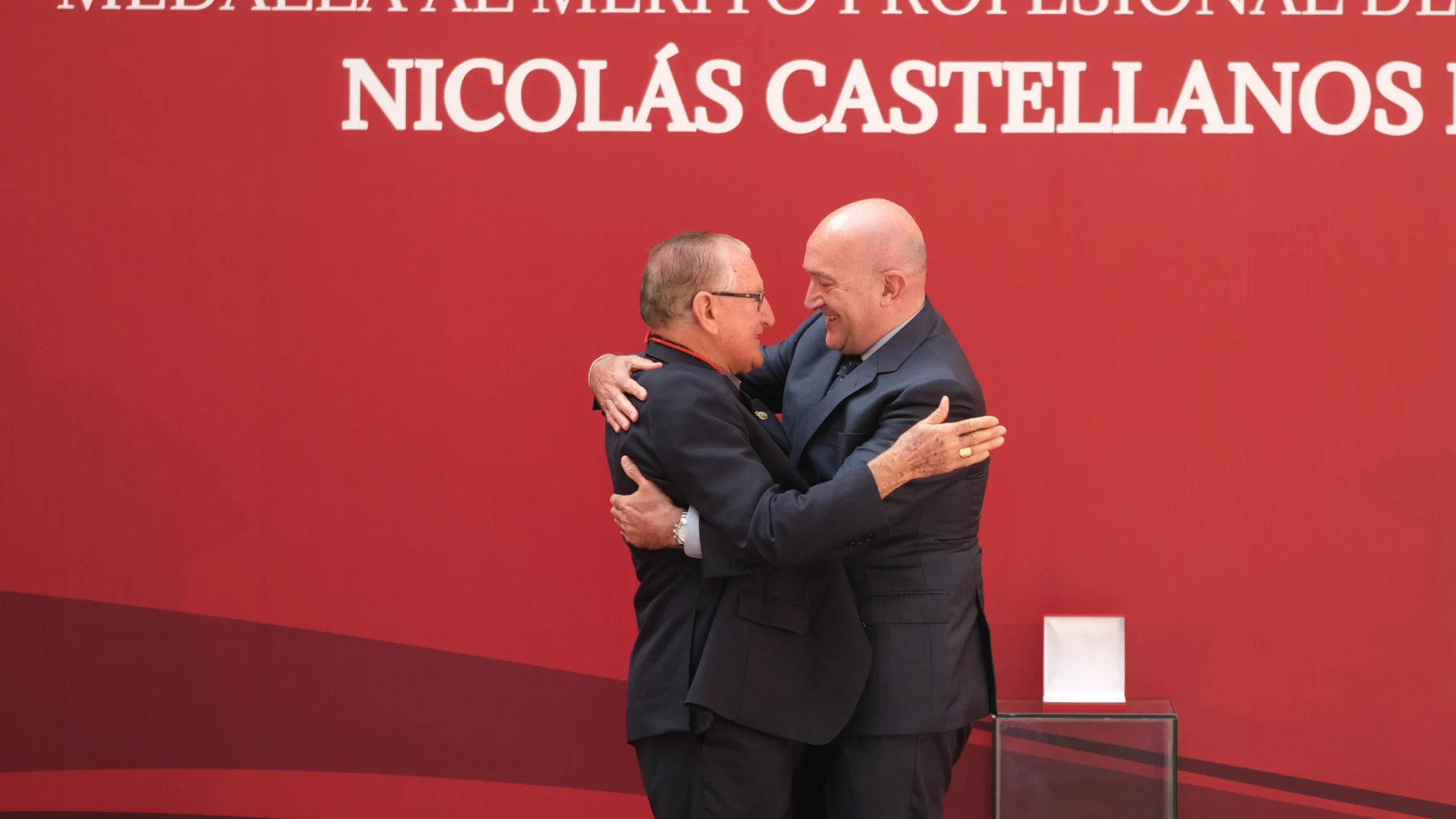 El consejero de la Presidencia, Jesús Julio Carnero, entrega la Medalla a Nicolás Castellanos