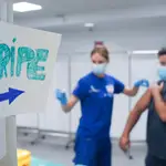 Una persona se vacuna contra la gripe en Sevilla