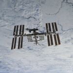 La NASA se ve desde el transbordador espacial Discovery mientras las dos naves orbitales logran su separación relativa. (NASA via AP, File)