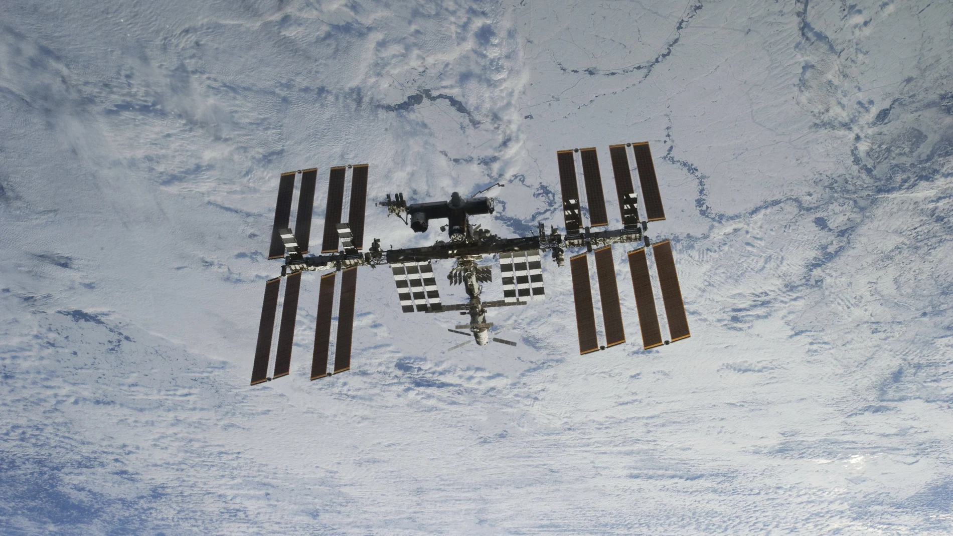 La NASA se ve desde el transbordador espacial Discovery mientras las dos naves orbitales logran su separación relativa. (NASA via AP, File)