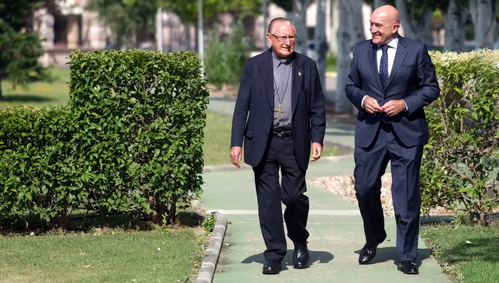 El consejero de la Presidencia, Jesús Julio Carnero, pasea junto a Nicolás Castellanos