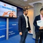 El consejero de Fomento e Infraestructuras, José Ramón Díez de Revenga, y el director de Vivienda, José Francisco Lajara, tras la presentación de la convocatoria del Bono Joven de Alquiler.